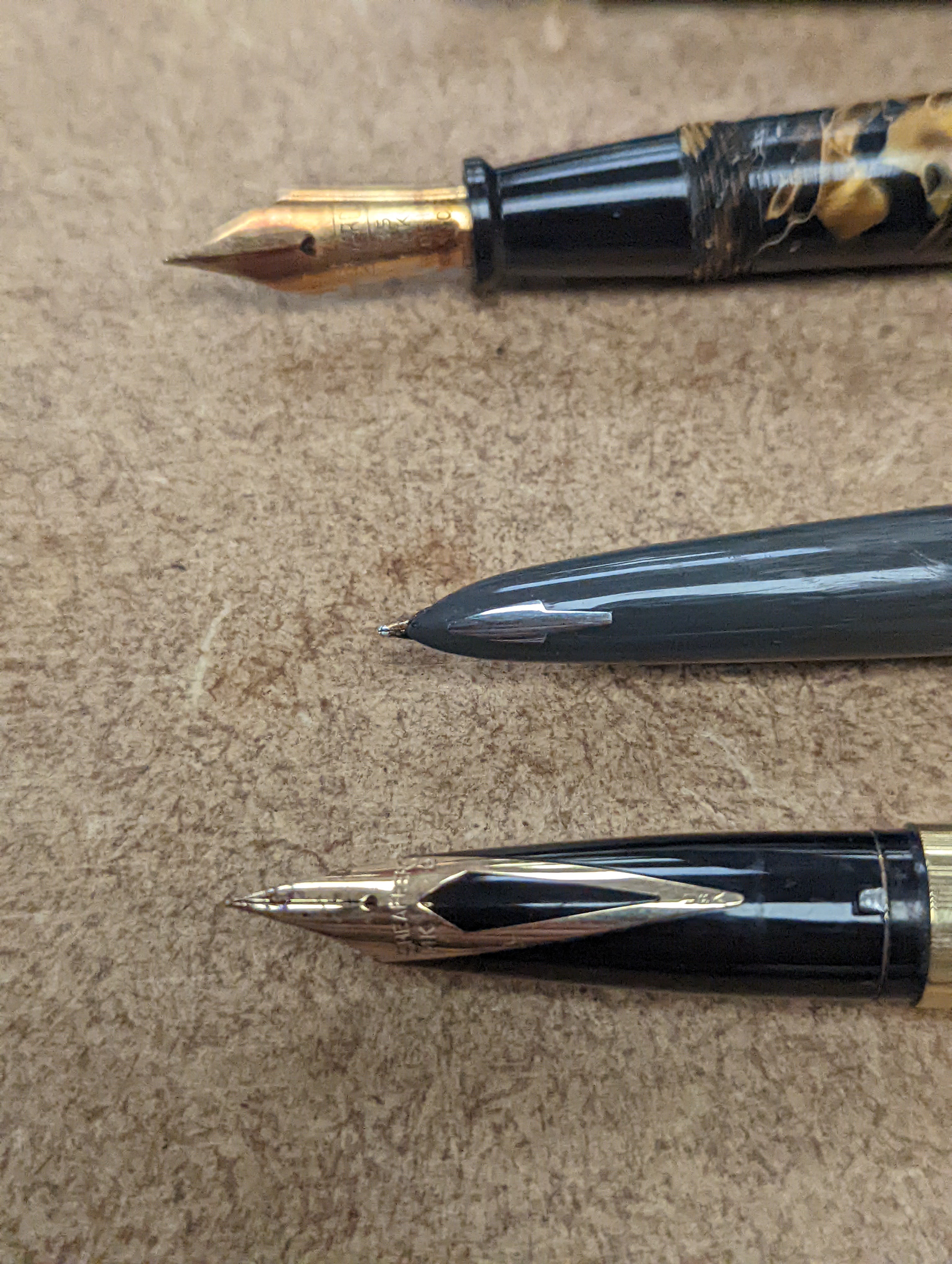 A quantity of fountain pens, 19 in total.